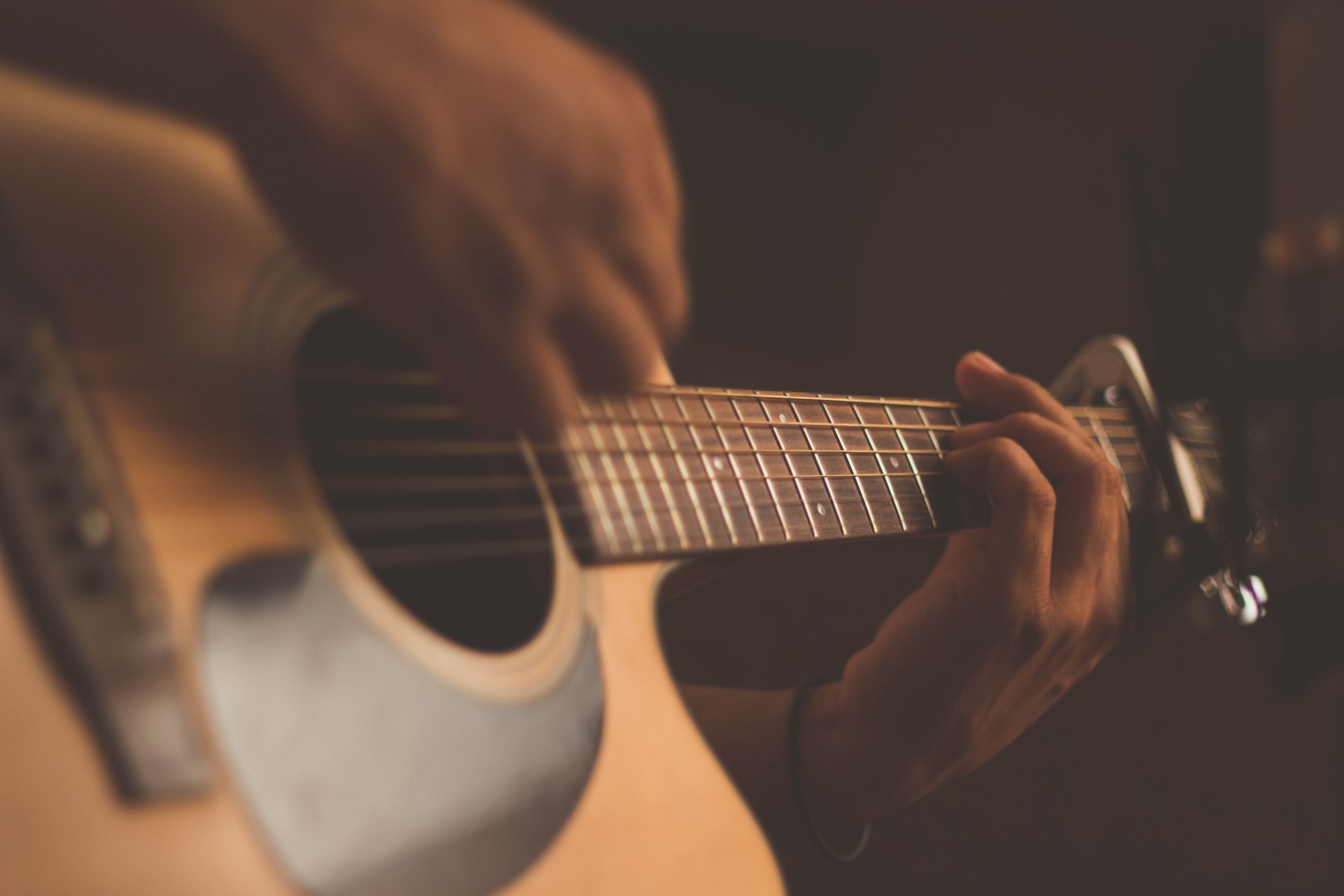 4 pensamientos que están deteniendo tu trayectoria como músico — y cómo evitarles