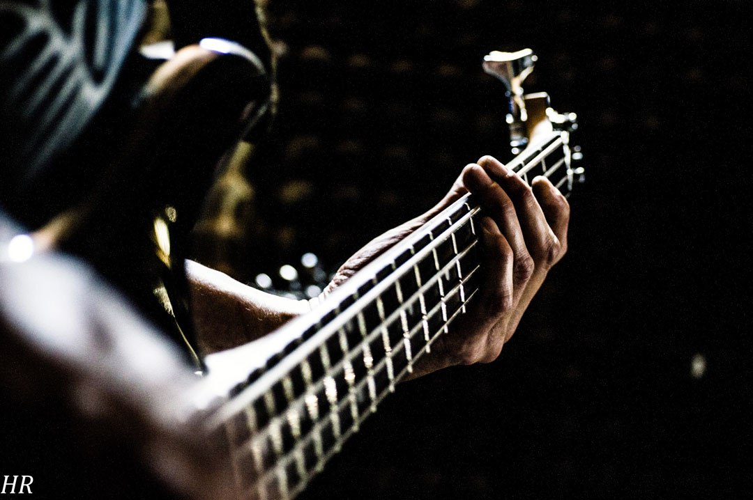 Guitarrista cuida el instrumento: ¡tus manos!